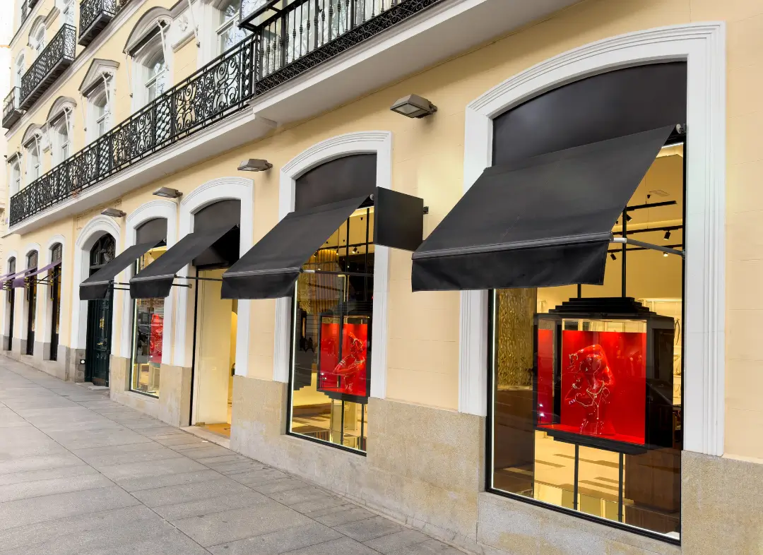 Façade vitrine de magasin en aluminium sur mesure à Aramon